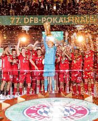 Galibiyetle, bayern onların 13th tamamlayan çift yerli (daha sonra ikinci bir kıta tamamladıktan tiz ) ve karşı evinde. Neuer Lifts The Dfb Pokal Trophy Fcbayern