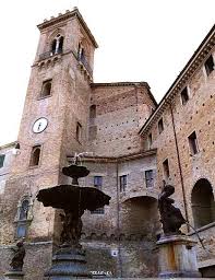 San Costanzo Pesaro Urbino Torre Dell Orologio Fatta Costruire Nella Seconda Meta Del Quattrocento Per Volere Di Giova Luoghi Viaggi Viaggiare In Italia