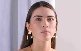 Descubre la Historia Fascinante de los Aretes en las Mujeres