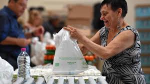 À fives, disneyland a distribué des cadeaux aux bénéficiaires du secours populaire. Solidarite Pique Nique A La Chaine Le Secours Populaire Du Nord Prepare Sa Grande Journee A Disneyland Paris