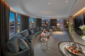 An expensive apartment or set of rooms at the top of a hotel or tall building: Royal Penthouse Luxurioses Penthouse Mandarin Oriental Geneva