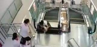 Muere Una Mujer Atrapada Por Una Escalera Mecanica Tras Salvar A Su Hijo