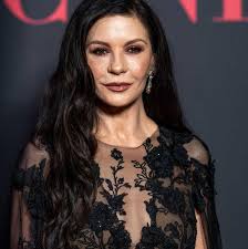 Catherine Zeta-Jones, de 55 años, deslumbró con vestido de encaje y  transparencias en la alfombra roja