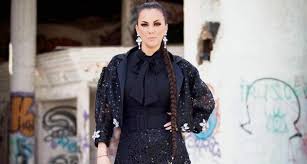 Edith márquez landa, mejor conocida en el mundo del espectáculo solamente como edith márquez, llegó al mundo el día 27 de enero del año de 1973 en la ciudad de méxico.tenemos conocimiento de que sus padres responden a los nombres de mario humberto márquez delgado y lilia landa, así como también sabemos que tiene una. Edith Marquez Rompe Las Reglas El Informador