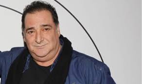 Ο κορυφαίος λαϊκός τραγουδιστής αφηγήθηκε με συγκίνηση στον νίκο χατζηνικολάου την περιπετειώδη διαδρομή του. Basilhs Karras Emeis Oi Kallitexnes Eimaste Strimmena Antera In Gr