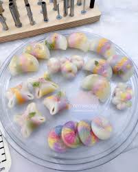 Traditional Korean New Year Rice Cake We Called It Windcake Look So Pretty Which Colored With Natural Powder And They Are Le Rice Cakes Food Korean New Year