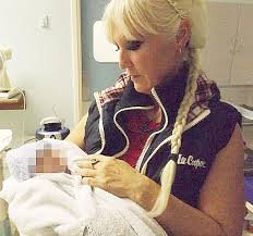 Hármas ikreket szült az 55 éves nagymama! Előtte még elment egy  botox-kezelésre