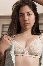 Virgem morena jovem descasca calcinha de renda e soutien e espalha arbusto  peludo em close-up - PornPics.com