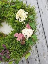 Diy Mooskranz Einfach Selbstgemacht Und Frisch Aus Der Natur Mrs Greenery Mooskranz Basteln Mit Naturmaterialien Herbst Dekokranz
