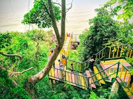 Bukit cinta ini dibangun oleh pengelola selamat pagi madura dengan mengedepankan bentuk tangga yang memiliki tampilan jantung hati. Tiket Masuk Bukit Cinta Pemekasan 2021 Lokasi Dan Harga Tiket Masuk Bukit Cinta Pamekasan Madura Update Foto Romantismu Disini Daka Tour Bukit Cinta Terletak Di Dalam Area Edu Wisata Selamat
