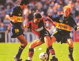 Un sensible homenaje se brindó a diego maradona, fallecido el miércoles el destino quiso que el primer partido de boca después de la muerte del ídolo mundial diego armando maradona sea contra newells dos de los. Maradona Newell S Old Boys Futbol Futbol De Primera Diego Maradona
