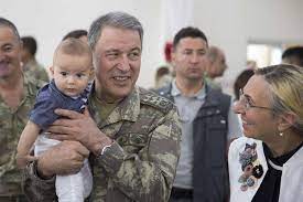 1972 yılında kara harp okulu'ndan, 1973 yılında piyade okulu'ndan, 1982 yılında kara harp akademisi'nden, 1985 yılında silahlı kuvvetler akademisi'nden, 1987 yılında ise amerika birleşik devletleri silahlı kuvvetler. Tsk Su Twitter Org Hulusi Akar Ve Esi Sule Akar Hanimefendi 20 Nci Zirhli Tugay Komutanligi Personeli Ve Aileleri Ile Bayramlasmistir Https T Co Aievlyfavs