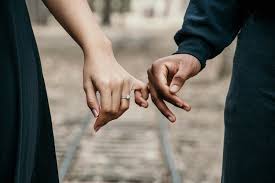 Terkadang untuk mengekspresikan perasaan, tak perlu ungkapan rumit yang justru membuat pesannya tidak tersampaikan. 20 Kata Kata Bijak Untuk Suami Yang Romantis Dan Puitis