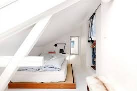 Meski tidak besar, kita bisa membuat kamar tersebut menjadi lebih nyaman dan cantik. Desain Kamar Loteng Ini Dia 7 Hal Yang Harus Dicermati