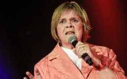 Haar muzikale optredens met overwegend eigen nederlandstalige liedjes zijn doorspekt met humor. Margriet Hermans Redactie24