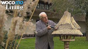 Es gibt drei verschiedene arten ein weichdach zu decken. Vogelhaus Im Garten Ein Schickes Reetdach Auch Fur Vogel Youtube