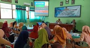Pemateri dari yayasan peduli kanker indonesia lampung menyampaikan materi tentang kanker serviks kepada sejumlah perempuan anggota persatuan tunanetra indonesia lampung, di kemiling, bandar lampung sabtu (23/12/2017). Dharma Wanita Sma Negeri 1 Tambakboyo Adakan Sosialisasi Kanker Serviks Sman 1 Tambakboyo