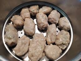 Dans un bol ou le bol de votre robot muni du crochet, mélanger la farine avec les œufs entiers. Bouchons Reunionnais Recette Traditionnelle Facile Sans Pate Won Ton Recettes De Papounet