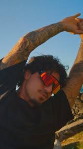 Isole o mundo, mantenha o seu ritmo. Ninguém tira seu foco com Latch Panel.  @gabrielmedina #TeamOakley #BeWhoYouAre, Tune out the world, tune into your  rythm. Zone in with Latch Panel. @gabrielmedina ...