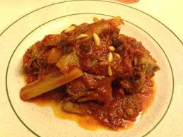 Uno dei protagonisti assoluti della cucina tipica romana è il quinto quarto, composto dagli scarti, cioè le parti meno nobili dell'animale, che la coda alla vaccinara, regina del quinto quarto, è composta da coda di bue, o in alternativa coda di vitello, servita con verdure. Coda Alla Vaccinara Picture Of Sora Lella Rome Tripadvisor