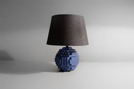 Handgemachte Kleine Designerlampe Aus Hellblaunen Lego Steinen Und Stofflampenschirm Handmade Small Designer Lamp Made Of Light Mit Bildern Lego Lampe Lampen Designer