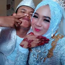 Seorang pegawai migas curhat diselingkuhi istrinya padahal beri nafkah Rp  27 juta per bulan. Pria di Malaysia itu rupanya sudah diselingkuhi berulang  kali. Kini ia pun memikirkan nasib anaknya. Pria pengirim curhat