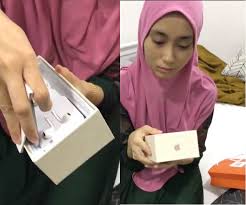 Selamat hari jadi ,selamat hari lahir ,selamat ulang tahun kepada mu welcome , we are doing sharing learning colours. Ingatkan Handphone Baru Kotak Jer Gempak Tak Sangka Isteri Menangis Kerana Hadiah Suami