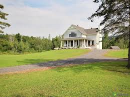 Maison A Un Etage Et Demi A Vendre Sans Commission A Shefford Jetez Y Un Coup D Oeil House Styles Mansions House