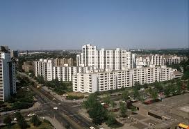 Berlin Das Bild Aus Dem Jahre 1989 Zeigt Die Hochhauser Der Gropiusstadt In Berlin Stadt Berlin Und Hochhaus