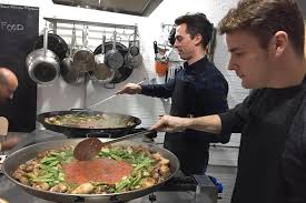 Las clases de cocina te enseñarán recetas tradicionales. Clases De Cocina Tradicional De Paella En Valencia Proporcionado Por Curioseety Valencia Provincia De Valencia Tripadvisor