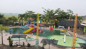 Desain kolam renang minimalis dibawah ini adalah yang paling kami sukai, selain relax dengan berendam di kolam renang, anda dapat menikmati sejuknya taman yang ada di sekitar rumah. Deretan Kolam Renang Di Pekalongan Beserta Tiket Masuknya Trip Jalan Jalan