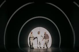 Peer kommt gerade von der rentierjagd zurück, trägt zerschlissene kleidung und behauptet, ein rentierbock habe sich ihn gepackt und sei mit ihm auf einem scharfen berggrat durch schnee und eis geritten. Peer Gynt Volkstheater Wien Viktor Bodo Schickt Ibsens Unverbesserlichen Egomanen Durch Bizarre Traumszenen