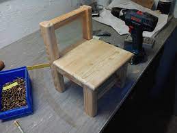 Für die hygienische reinigung von kinderstuhl und kindertisch unterstützen glatte, abwaschbare oberflächen die arbeit im kinderzimmer. Kinderstuhl Aus Resten Bauanleitung Zum Selber Bauen Stuhl Selber Bauen Kinderstuhl Holz Stuhle