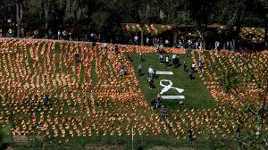 50.000 banderas de España en un parque de Madrid por las víctimas del  coronavirus