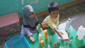 Salah satunya adalah pemasok atau yang disebut juga sebagai penjual, sedangkan yang lainnya peran pemasok dalam bisnis dapat menjadi tuntutan karena pengecer mengharapkan tingkat kualitas. Main Peran Penjual Dan Pembeli Pasar Tradisional Youtube