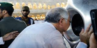 Hajar aswad adalah batu yang berada pada salah satu sisi ka'bah yang kita disunnhakan untuk menciumnya jika mampu pada salah satu manasik haji dan umrah. Misteri Hajar Aswad Yang Mengejutkan Neil Amstrong Dan Nasa