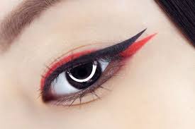 Hooded eyes, sometimes also referred to as bedroom eyes appear as if the eye lid is partially closed. Peach Blossom Eyes The Most Irresistible Type In Face Reading
