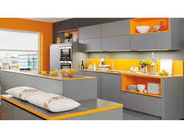 On Joue La Carte Du Chic Et De L Intemporel Avec La Cuisine Grise Elle Decoration Cuisine Ixina Cuisine Orange Cuisine Moderne