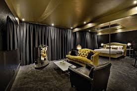 Zou Jij Een Nachtje Willen Slapen In Deze Suite Het Is De Glamoureuze Casino Suite In Luxe 4 Van Der Valk Sassenheim Leiden Nabij De Minibar Hotelkamers Luxe