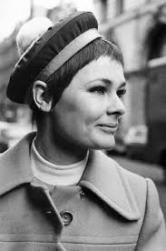 She's only. Gone and done it. Jessie Buckley has scooped a prestigious  Golden Glove for her sensational role in Hamnet. The 36-year-old Killarney  star, who recently became a mum, was hotly tipped