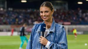 Er soll ein geschäft mit einem reichen mit der hochzeit mit dem fußballer simon zoller am 12. Laura Wontorra Dieser Sexy Profi Fussballer Ist Ihr Mann Intouch