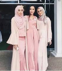 Bukan wanita namanya jika tidak kebingungan dalam menentukan style yang tepat untuk segala acara yang dihadirinya. Ini Style Kondangan Hijab Untuk Hijabers Remaja Agar Penampilannya Tak Terlihat Tua Muslim Beautyne Busana Islami Model Pakaian Hijab Model Pakaian Muslim
