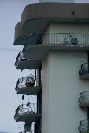 Un derrumbe en un edificio de 12 pisos en miami beach, florida, dejó este jueves al menos una persona muerta, ocho heridas y 51 desaparecidas. Xq8hoao5ap2qem