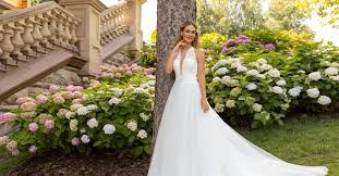 Wir von der braut lounge möchten den tag ihrer hochzeit zum wahrhaft schönsten tag in ihrem leben machen. Angela Bianca Brautkleider Andrea S Brautboutique Ronshausen