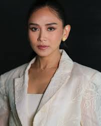 SINIMPLEHAN LANG! 🤍 Sarah Geronimo stuns in her clean, white look. (📸  Sarah/Instagram)