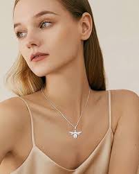 FJ Collana Farfalla Donna in Argento Sterling 925 Ciondolo Cuore Collane  Granato Gennaio Pietra Portafortuna Gioielli Regalo per lei Amiche Moglie  Mamma Donna : Amazon.it: Moda