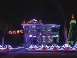 This house has epic christmas lights perfectly set to the star wars soundtrack. Man Makes Epic Star Wars Themed Holiday Light Show Out Of 15 000 Lights Abc News