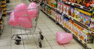Et déjà des dizaines de jeunes se précipitent devant le magasin. Amour Gloire Et Supermarche