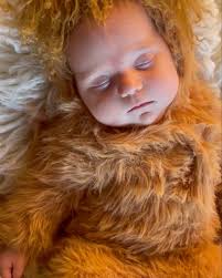 Behind the scenes fun today at Christmas sessions! Instant mashed potatoes  make *amazing* fake snow.... photographer hack for the win! 🙌 Can't wait  to share from these sessions! SO CUTE!