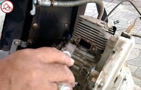 Tutorial cara servis karburator mesin potong rumput gendong. 3 Cara Bongkar Mesin Potong Rumput Gendong Termudah